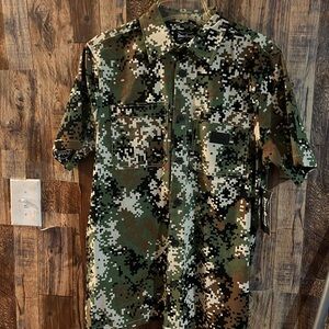 NWT Dogg Supply by Snoop Dogg (SIZE SMALL) Camo Button Shirt